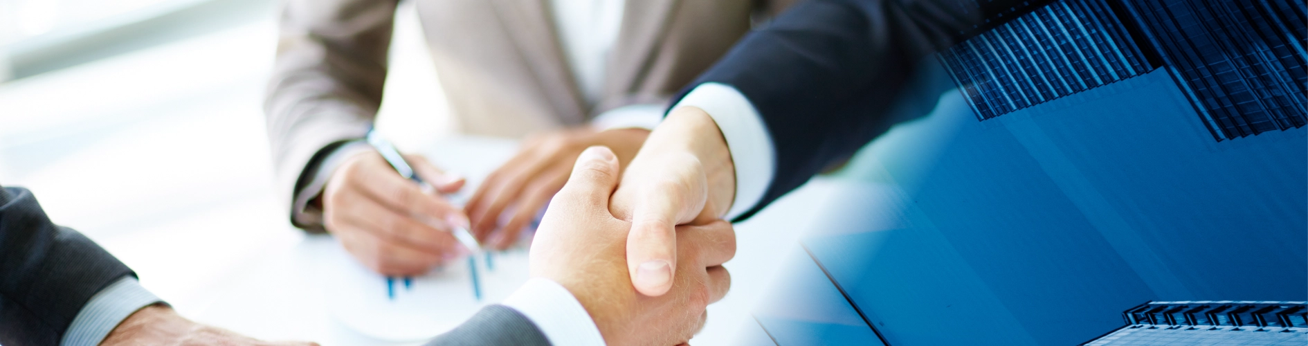 drewniane klocki z ikonami parasola rodziny domu samochodu